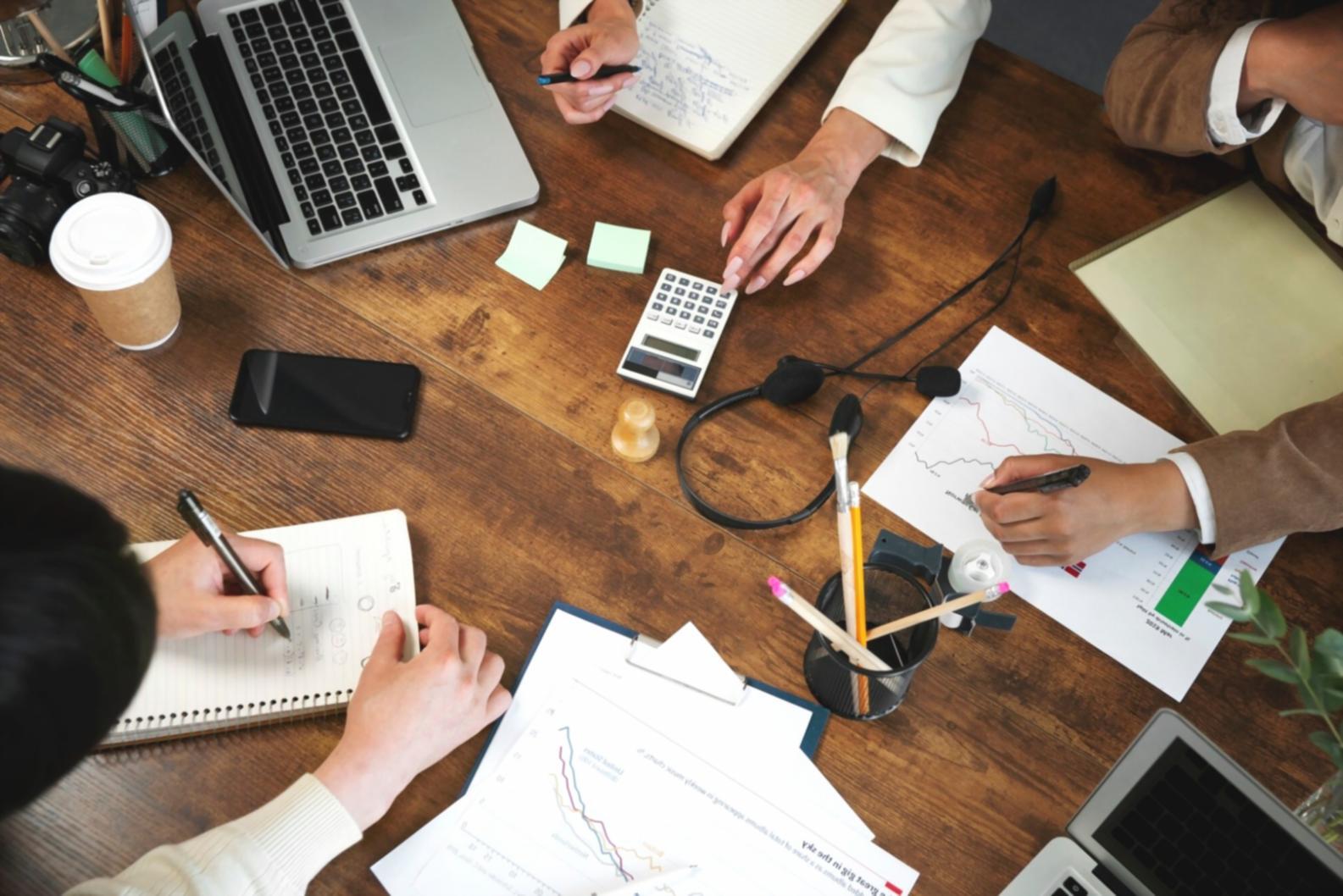 Pareja revisando planes financieros familiares