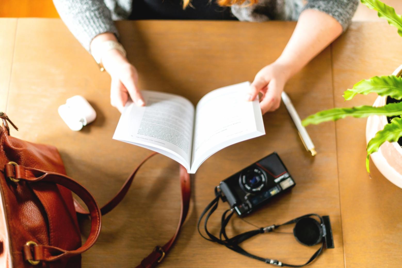 Estudiante utilizando múltiples dispositivos para aprendizaje flexible