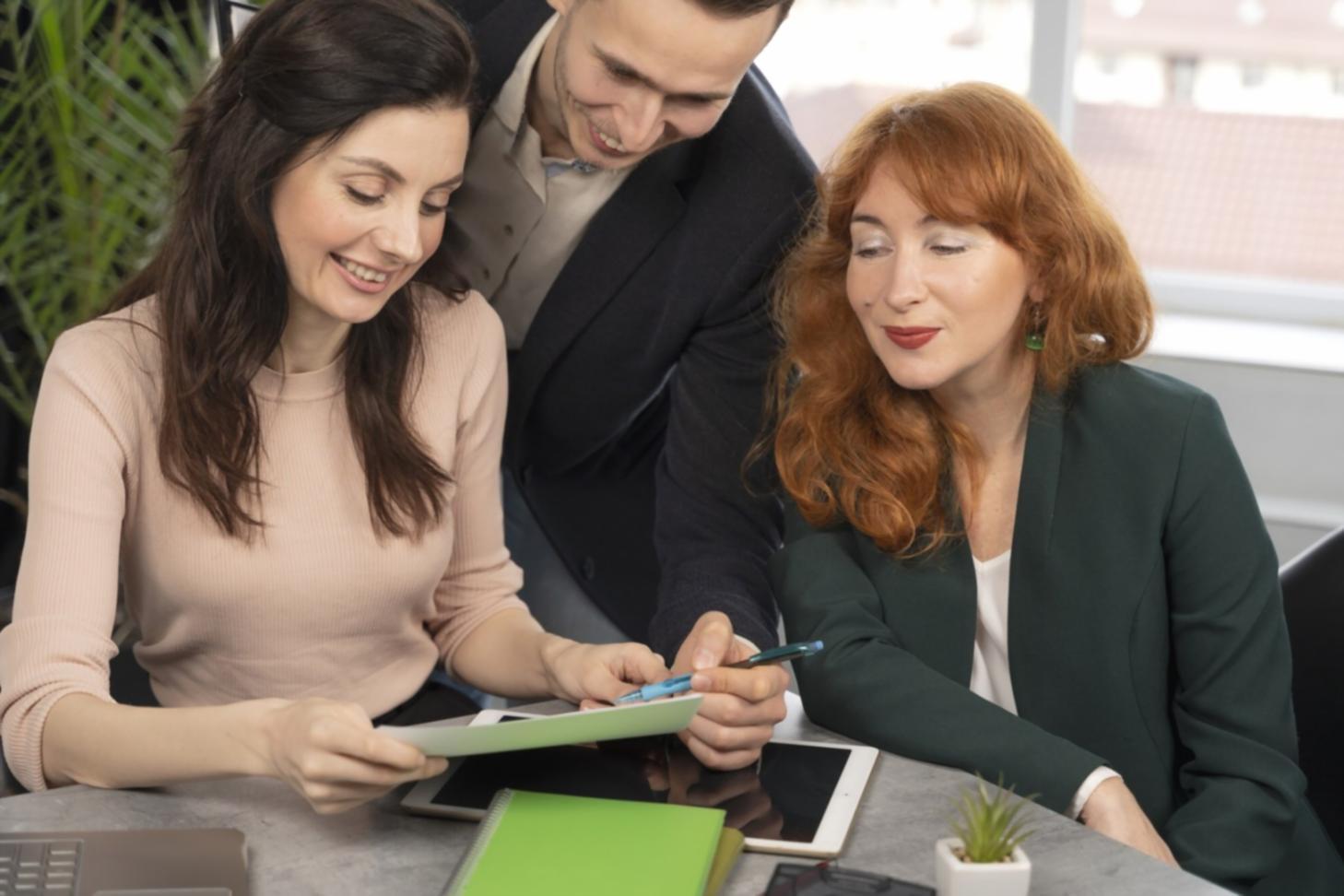 Familia en sesión de planificación financiera